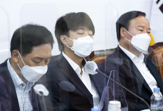 이준석(가운데) 국민의힘 대표가 지난 19일 서울 여의도 국회에서 열린 당 최고위원회의에서 공개발언을 생략한 채 참석자들의 발언을 듣고 있다. 연합뉴스